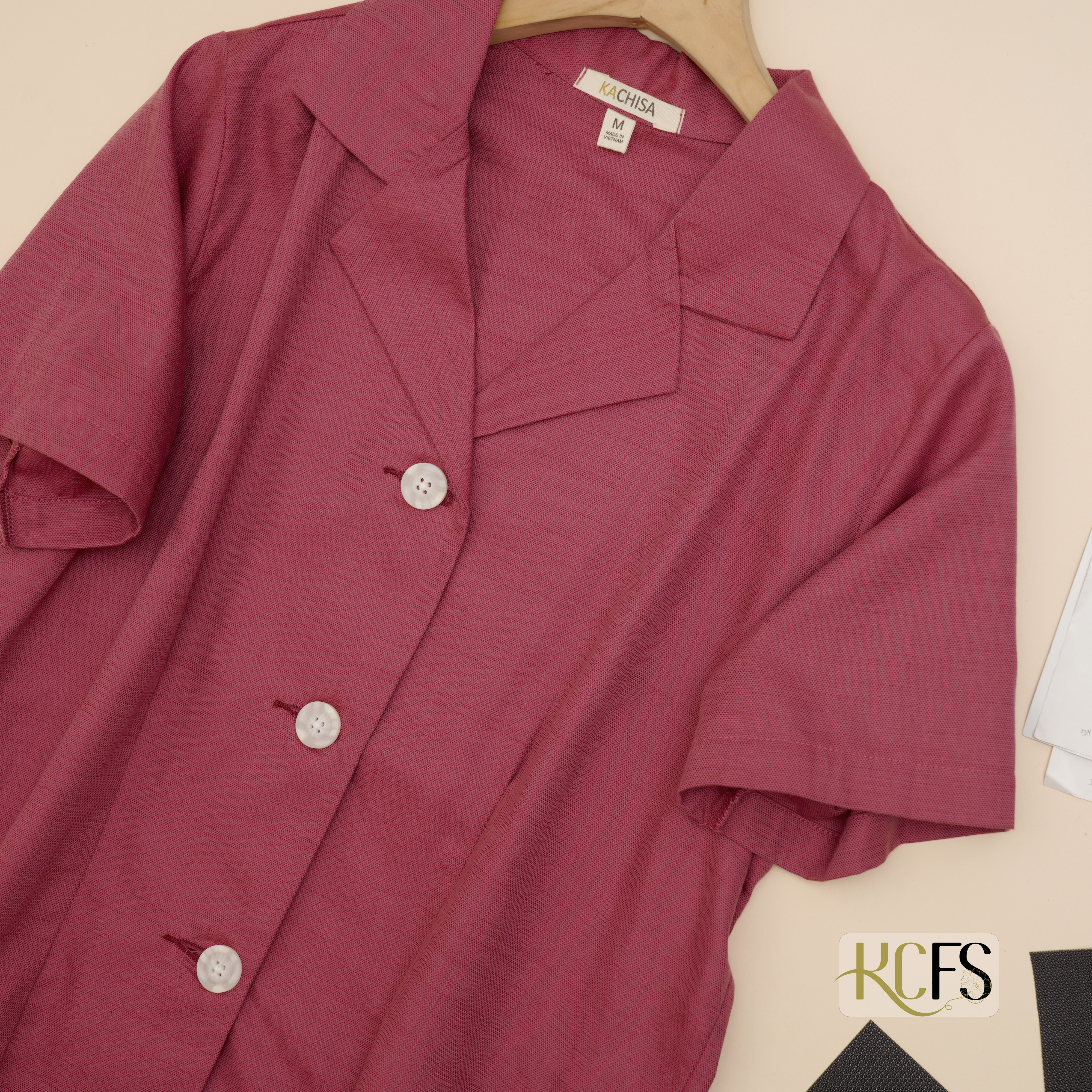 Áo Danton dáng 56cm 3 nút - Chất liệu cotton dệt sợi Linen, phối nút Gỗ, form áo chỉn chu - Hình ảnh 5