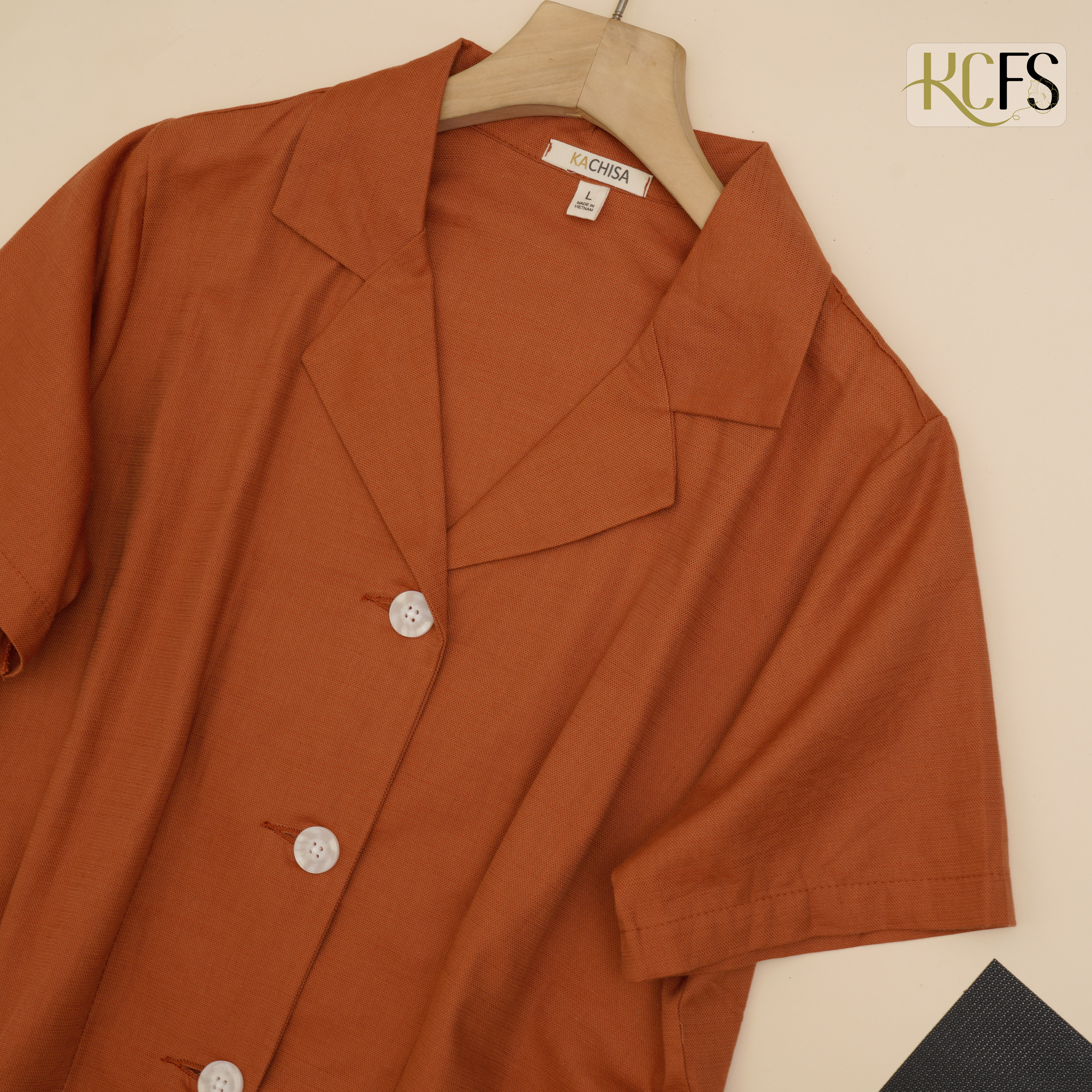 Áo Danton dáng 56cm 3 nút - Chất liệu cotton dệt sợi Linen, phối nút Gỗ, form áo chỉn chu - Hình ảnh 8