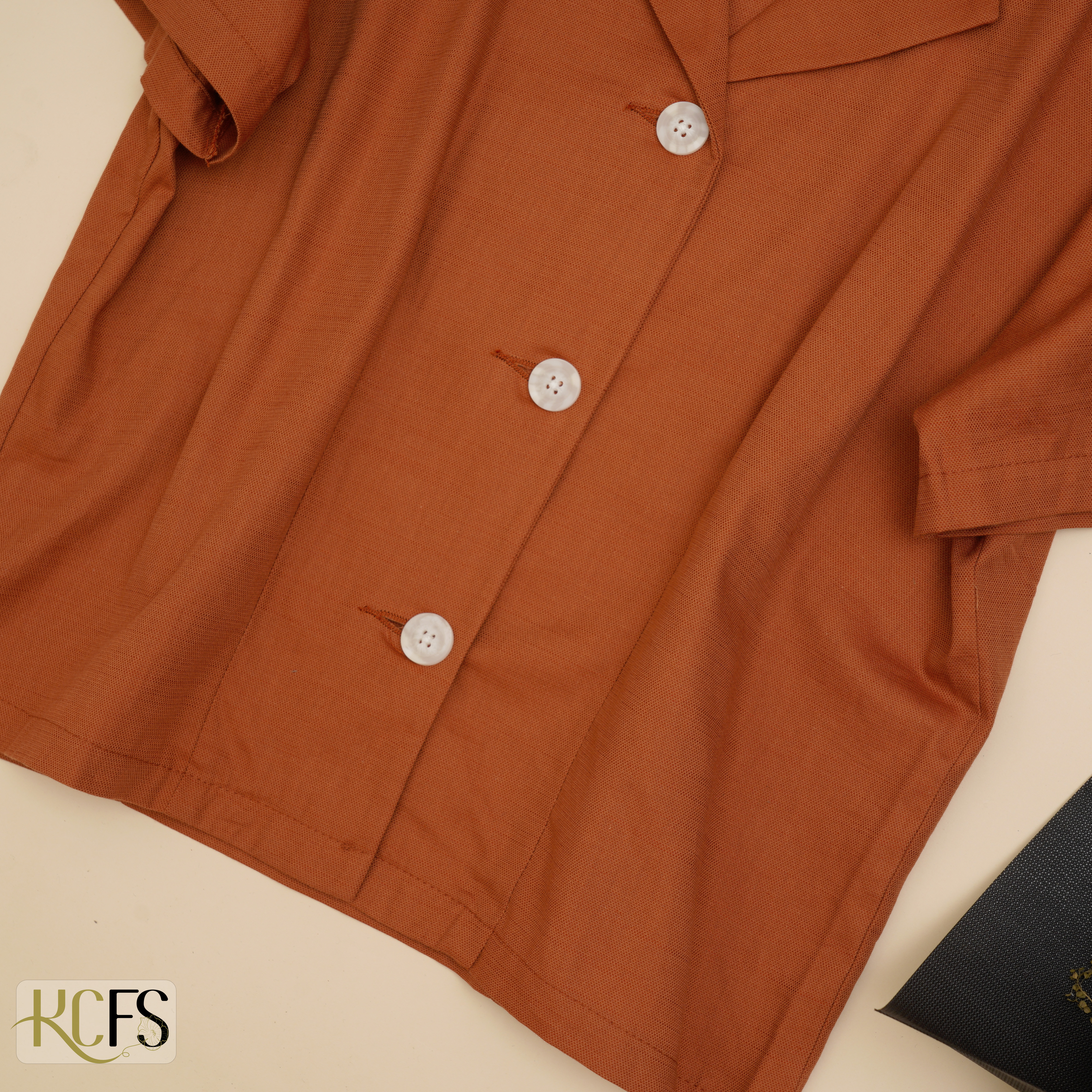 Áo Danton dáng 56cm 3 nút - Chất liệu cotton dệt sợi Linen, phối nút Gỗ, form áo chỉn chu - Hình ảnh 9